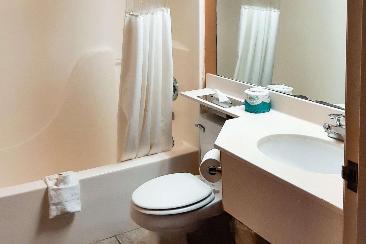 Starkville Inn & Suites ภายนอก รูปภาพ